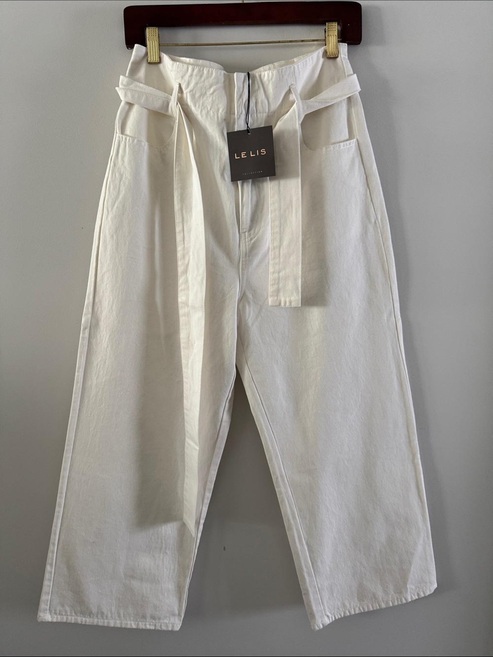 Le Lis women’s White High-Waist Belted Chino Pants